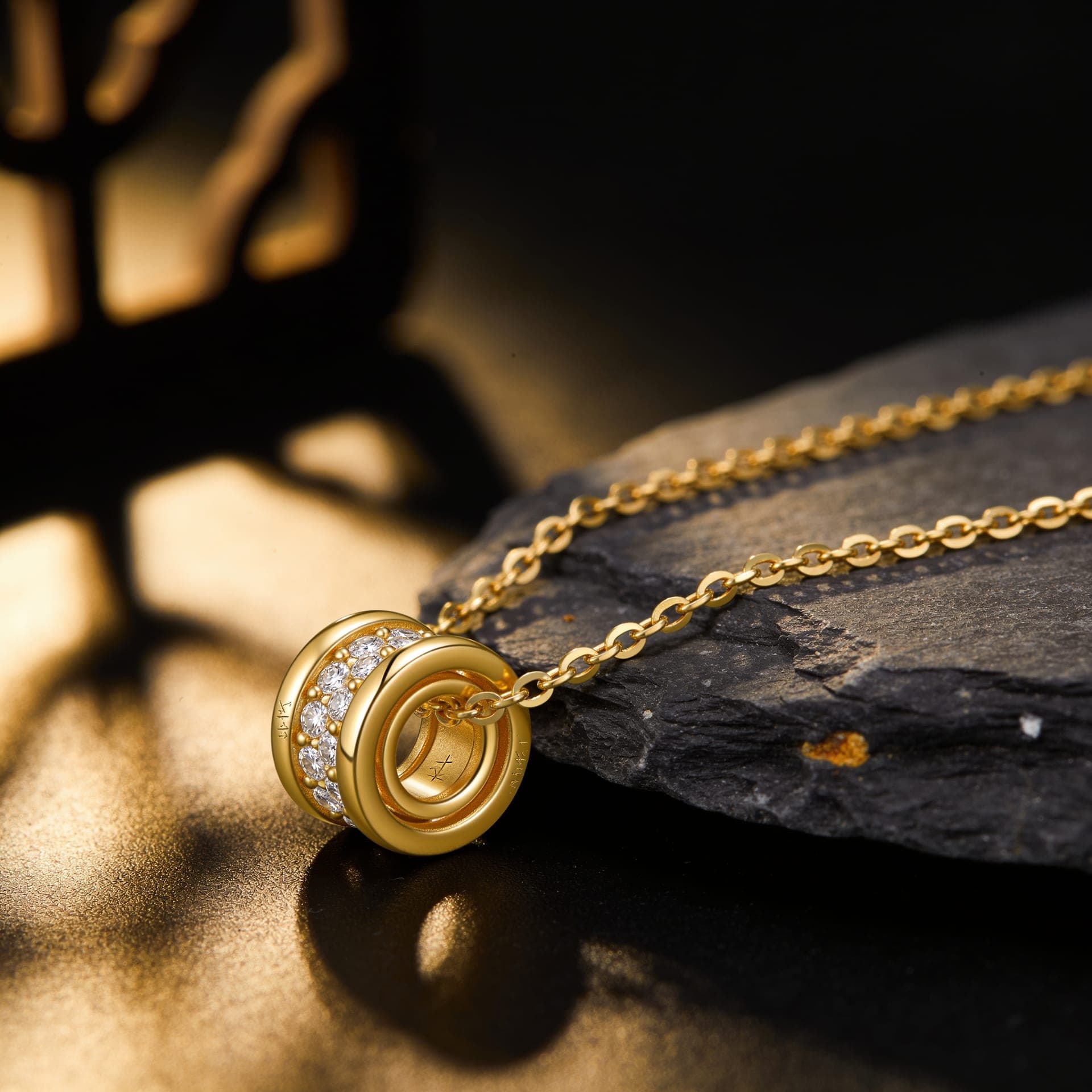 Séraphine Necklace, 18-karat yellow gold, solitaire diamond