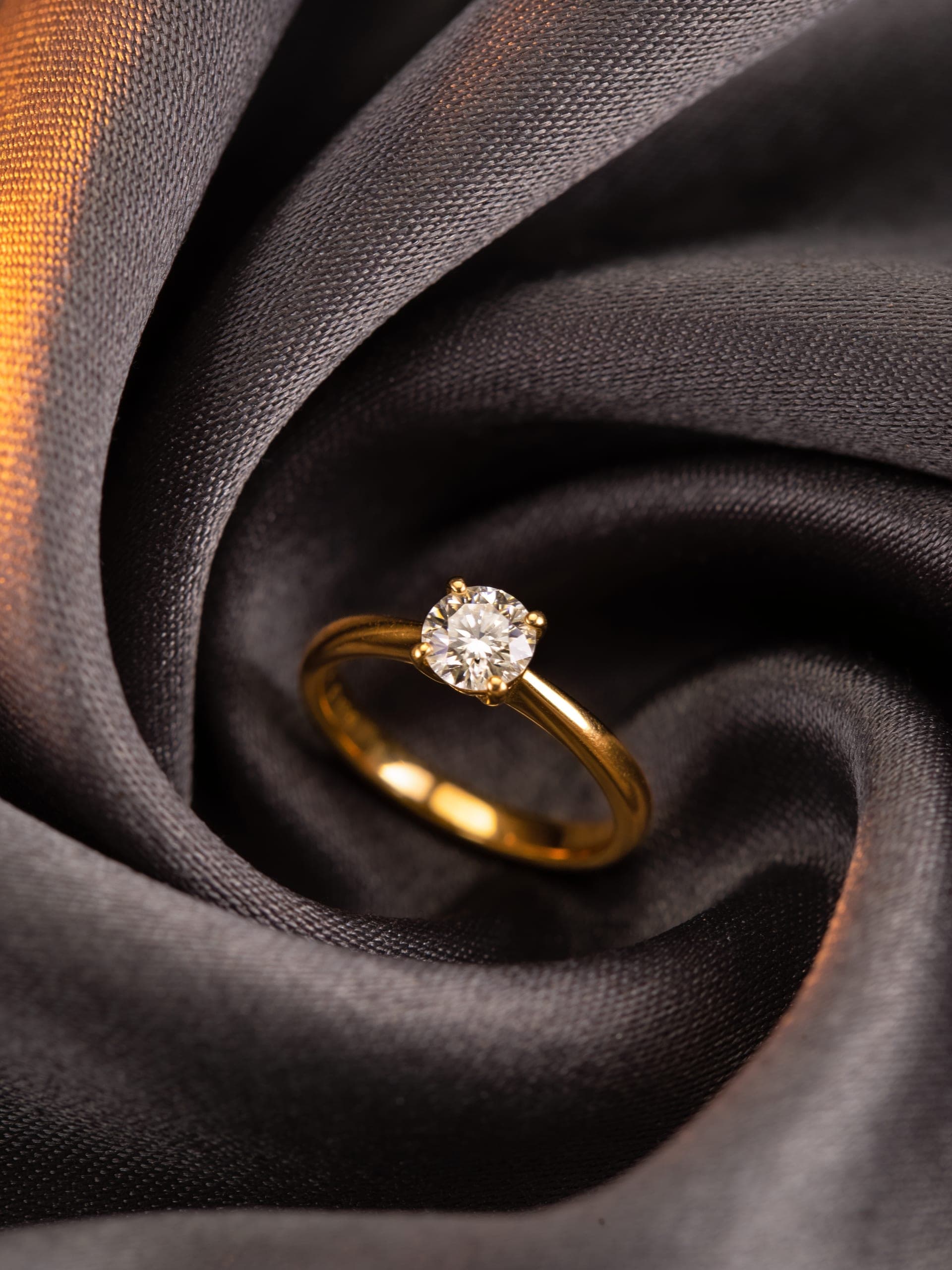 Orène solitaire ring in 18-karat gold with a brilliant-cut diamond